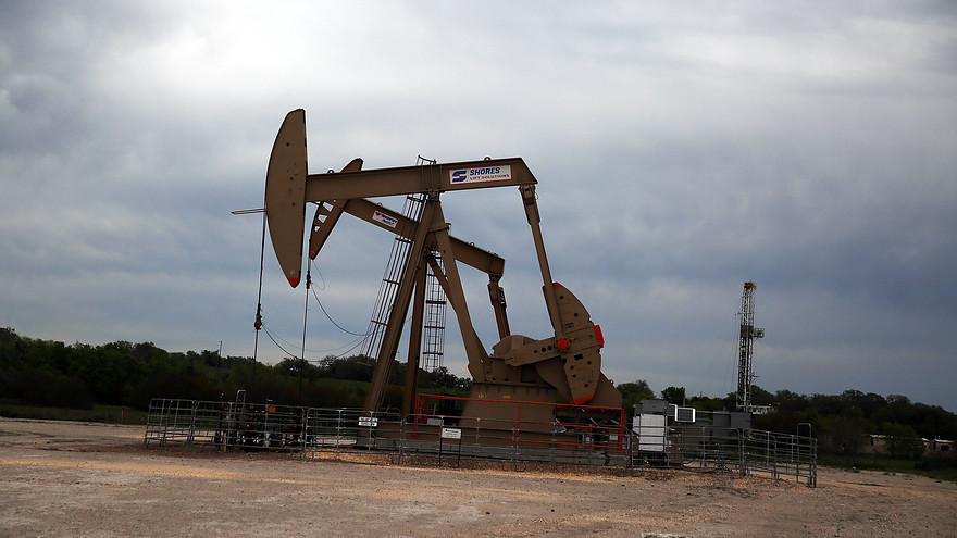 Нефть дешевеет на данных от Минэнерго США и укреплении доллара