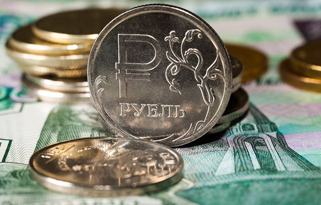 Эксперты увидели «смертельный крест» и прогнозируют падение рубля