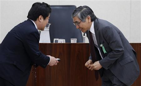 Глава Банка Японии (справа) обменивается визитками с членом финансового комитета нижней палаты парламента