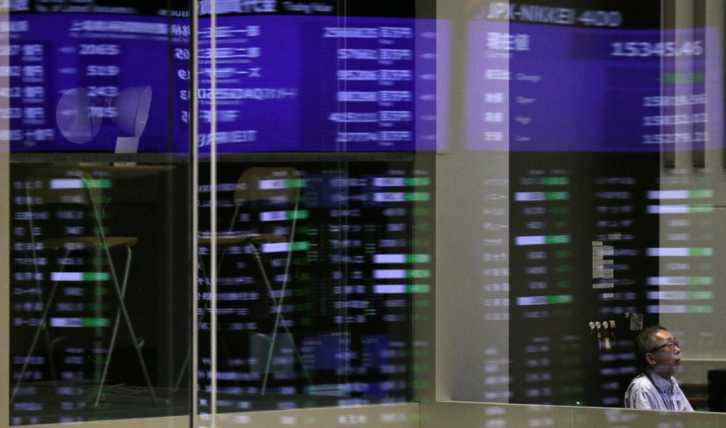 Asian stocks slump to 14-month low on China woes, Trump's trade threats